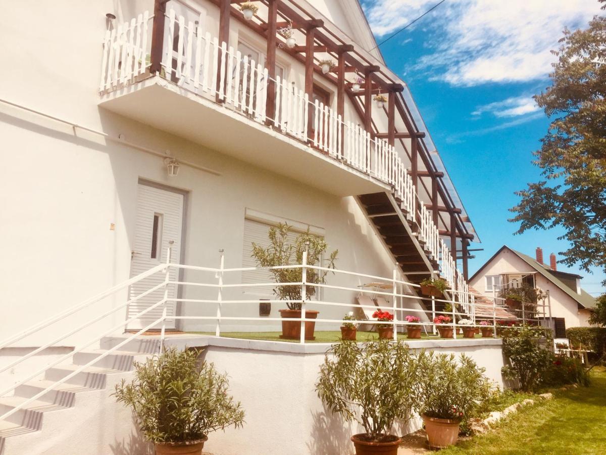 Lelle -kert Apartman 03 Balatonlelle Extérieur photo